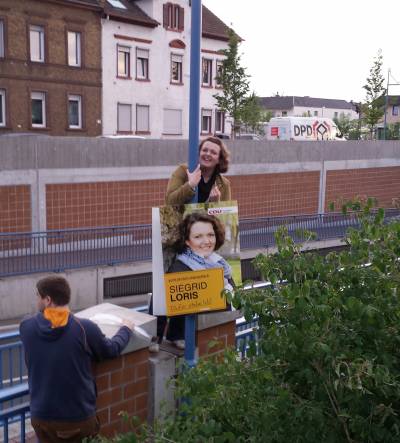 Wahl 2014 - 1. Mai - Tag der Arbeit unsere Bürgermeister- und Spitzenkandidatin Siegrid Loris mit vollem Einsatz in Osthofen! Wahlkampf macht Spaß!

Besucht doch mal die Homepage unserer Bürgermeisterkandidatin www.siegridloris.de
 