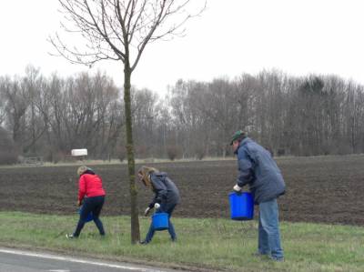 Dreck-Weg-Tag 2013 - Hans-Peter Knierim mit Mütze und Eimer bewaffnet. Wir danke herzlich dem freundlichen Mitbürger, der zwar selbst nicht helfen konnte, aber die Eimer vorbeibrachte.Es hat vieles vereinfacht... 