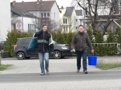 Dreck-Weg-Tag 2013 - Der CDU-Bundestagskandidat, unser Jan Metzler und der Kreisvorsitzende der Jungen Union, Patrick Moll auf dem Weg zum Auto.