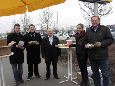 Ostereiaktion 2013 - Ostereiaktion der CDU-Osthofen: Arne Petermann -  JU Wonnegau - VG-Verbandsvorsitzender, Christopher Schuller, Mathias Loris und Hans-Peter Knierim mit Tochter